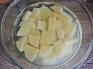 12、#食二星座#红酒烩牛肉Beef Bourguignon,切块泡水备用