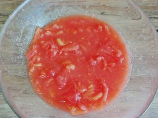 16、#食二星座#红酒烩牛肉Beef Bourguignon,把西红柿去皮后 去根捏碎备用