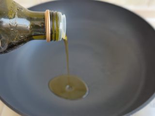 17、#食二星座#红酒烩牛肉Beef Bourguignon,锅内放橄榄油