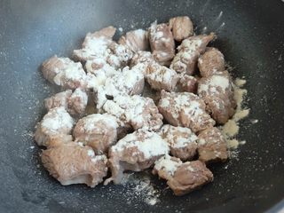 20、#食二星座#红酒烩牛肉Beef Bourguignon,放入面粉 炒均匀
