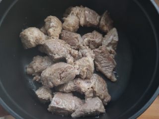 21、#食二星座#红酒烩牛肉Beef Bourguignon,放入铸铁锅内