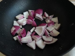 22、#食二星座#红酒烩牛肉Beef Bourguignon,锅内的油爆香洋葱