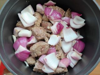 23、#食二星座#红酒烩牛肉Beef Bourguignon,然后也放入铸铁锅内