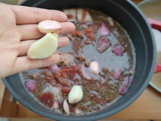 31、#食二星座#红酒烩牛肉Beef Bourguignon,搅拌一下放入蒜