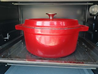 32、#食二星座#红酒烩牛肉Beef Bourguignon,放入烤箱内 180度上下火2个小时