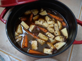 34、#食二星座#红酒烩牛肉Beef Bourguignon,放入土豆萝卜 继续入烤箱一个小时 