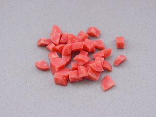 2、田园时蔬吐司披萨,火腿肠剥去外皮后，用刀切成小丁。