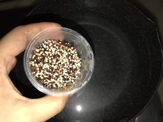 2、藜麦蔬果虾仁沙拉,藜麦洗净下锅煮