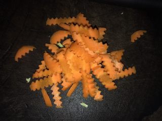 5、藜麦蔬果虾仁沙拉,胡萝卜切片后用花纹刀切成条状