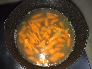 8、藜麦蔬果虾仁沙拉,胡萝卜条放入焯水