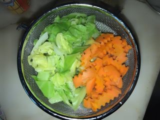 9、藜麦蔬果虾仁沙拉,捞起沥干水