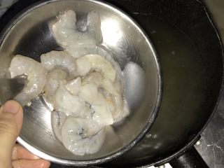 11、藜麦蔬果虾仁沙拉,放入水里焯熟