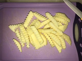 14、藜麦蔬果虾仁沙拉,苹果用厨房纸巾吸干水分，切成条状