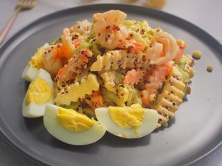 17、藜麦蔬果虾仁沙拉,所有蔬菜、苹果、藜麦加入沙拉酱拌匀即可