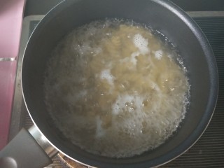 3、茄汁螺旋意面,锅内放水,烧开后放意面,煮开后转小火。