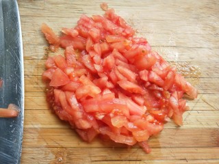 5、茄汁螺旋意面,切丁。