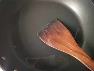 6、茄汁螺旋意面,另起一锅,锅内放油,烧热。