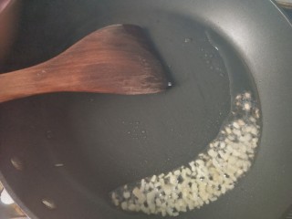 7、茄汁螺旋意面,将生姜爆香。