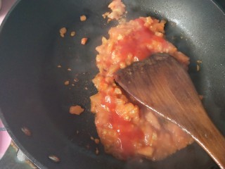 9、茄汁螺旋意面,放入番茄汁,喜欢番茄酱的可以多放点。