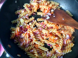 12、茄汁螺旋意面,放入洋葱翻炒。