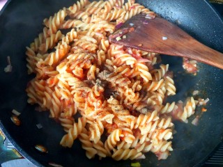 13、茄汁螺旋意面,放入胡椒粉,鸡精翻炒,胡椒粉可以多放点。