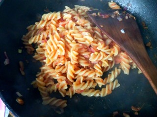 14、茄汁螺旋意面,翻炒均匀,每一个意面都裹上茄汁,可以出锅啦!