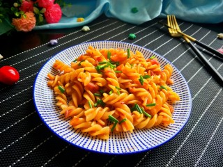 15、茄汁螺旋意面,没有罗勒,只好用香葱代替啦!很香味道棒棒哒!