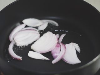 3、韩式辣炒年糕（纯素）附芝士版本,油热后放洋葱煸炒至软