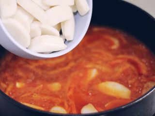 8、韩式辣炒年糕（纯素）附芝士版本,水沸腾后下年糕片