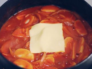 11、韩式辣炒年糕（纯素）附芝士版本,放一片芝士，融化，大火收汁（素食者可以直接跳过这部）