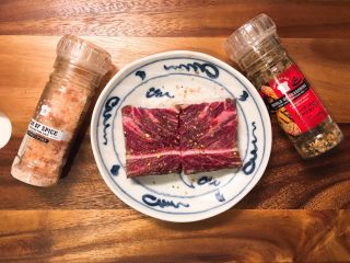 3、鲜花牛排沙拉&甜菜坚果芝士沙拉佐女巫沙拉汁,牛肉两面撒上盐,胡椒,腌制一下……