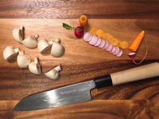 4、鲜花牛排沙拉&甜菜坚果芝士沙拉佐女巫沙拉汁,蘑菇一切为四,小萝卜切薄片(我觉得你们切的没我均匀没我薄????)。接下来我们先准备酱汁。