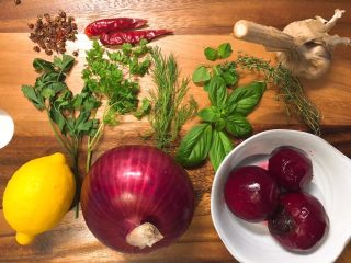 5、鲜花牛排沙拉&甜菜坚果芝士沙拉佐女巫沙拉汁,准备沙拉汁的食材,柠檬挤汁,洋葱番茄切好。