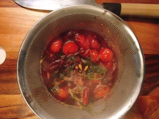 8、鲜花牛排沙拉&甜菜坚果芝士沙拉佐女巫沙拉汁,过滤,红菜头留下,收冰箱里冰镇!其他的残渣随你处理……将剩下的汤汁再倒回锅里大火收稠,女巫沙拉汁就做好了。装到容器里放进冰箱降温待用。