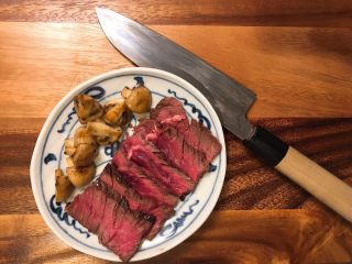 10、鲜花牛排沙拉&甜菜坚果芝士沙拉佐女巫沙拉汁, 接下来煎牛排,加入切好的蘑菇,再加一点百里香增加风味,牛排层数看个人喜好(如果不会,我下回有机会再教你),煎好后静置一会儿(2min就行),