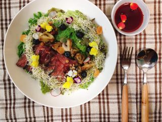 14、鲜花牛排沙拉&甜菜坚果芝士沙拉佐女巫沙拉汁,接下来是北欧风…