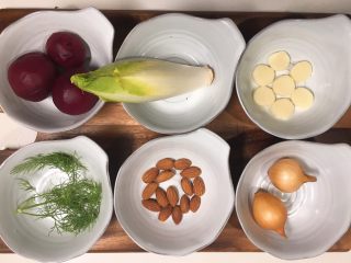 15、鲜花牛排沙拉&甜菜坚果芝士沙拉佐女巫沙拉汁,准备好食材。对!就是刚才做女巫沙拉汁的红菜头,柠檬和糖赋予了它酸甜的口感,混合香草香料增添了丰富的层次感……这道沙拉的主角就是它。