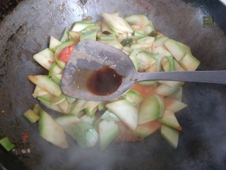 15、西红柿西葫芦炒肉片,加入一勺生抽翻炒