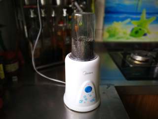 2、萌萌猪流沙汤圆,生的黑芝麻炒熟,用研磨机打碎。也可以直接买熟的芝麻粉。