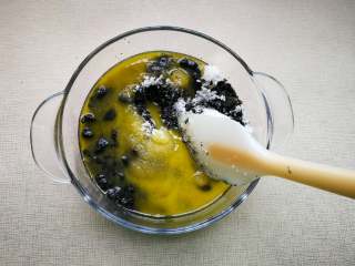 5、萌萌猪流沙汤圆,倒入化开的黄油