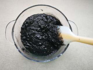 6、萌萌猪流沙汤圆,化开的黄油油倒入装有黑芝麻粉和白糖的碗中搅拌均匀。放冰箱冷冻一会便于揉成团。