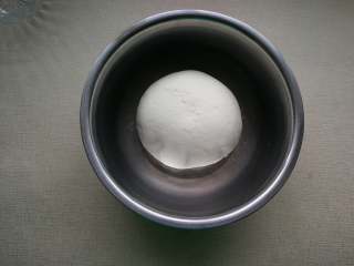 8、萌萌猪流沙汤圆,待不烫手时慢慢揉成团。用热水和面,糯米团不容易开裂,煮的时候也不容易破。开始觉着干别急着加水,慢慢揉匀就不干了。