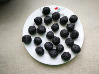 9、萌萌猪流沙汤圆,冰箱冷冻的芝麻馅揉成每10g的小球,夏天冷冻硬一点容易包。