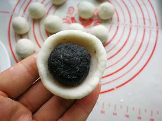 12、萌萌猪流沙汤圆,糯米团中间摁一下,捏成小碗状。放入芝麻馅料。