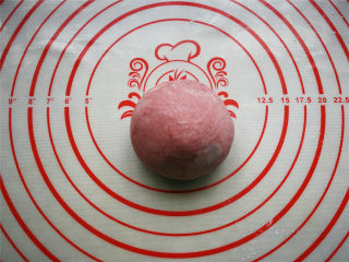 10、萌萌猪流沙汤圆,80g左右的面团加入红曲米粉揉匀成红色面团。