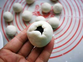 13、萌萌猪流沙汤圆,用右手虎口慢慢往上推收口。