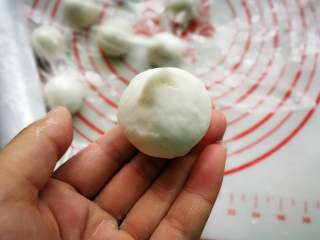 14、萌萌猪流沙汤圆,收紧口,这个小揪揪可以揪掉,也可以揉圆进去。