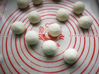 15、萌萌猪流沙汤圆, 包好所有的汤圆。随时盖保鲜膜防止变干。