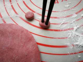 16、萌萌猪流沙汤圆,红色面团擀成片,用小的裱花嘴或小盖子、大吸管压出若干小圆形,用筷子扎2个洞,做猪鼻子。