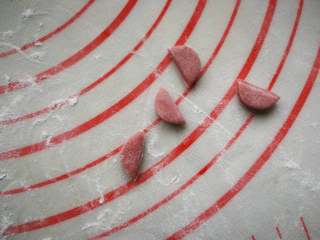 17、萌萌猪流沙汤圆,做耳朵用同样的小圆形,中间切开。用手捏成三角形就是小猪的耳朵。